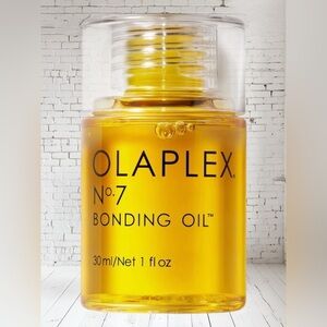 OLAPLAEX No.7 Bonding oil.
To nourish, strengthen & repair all types of hair